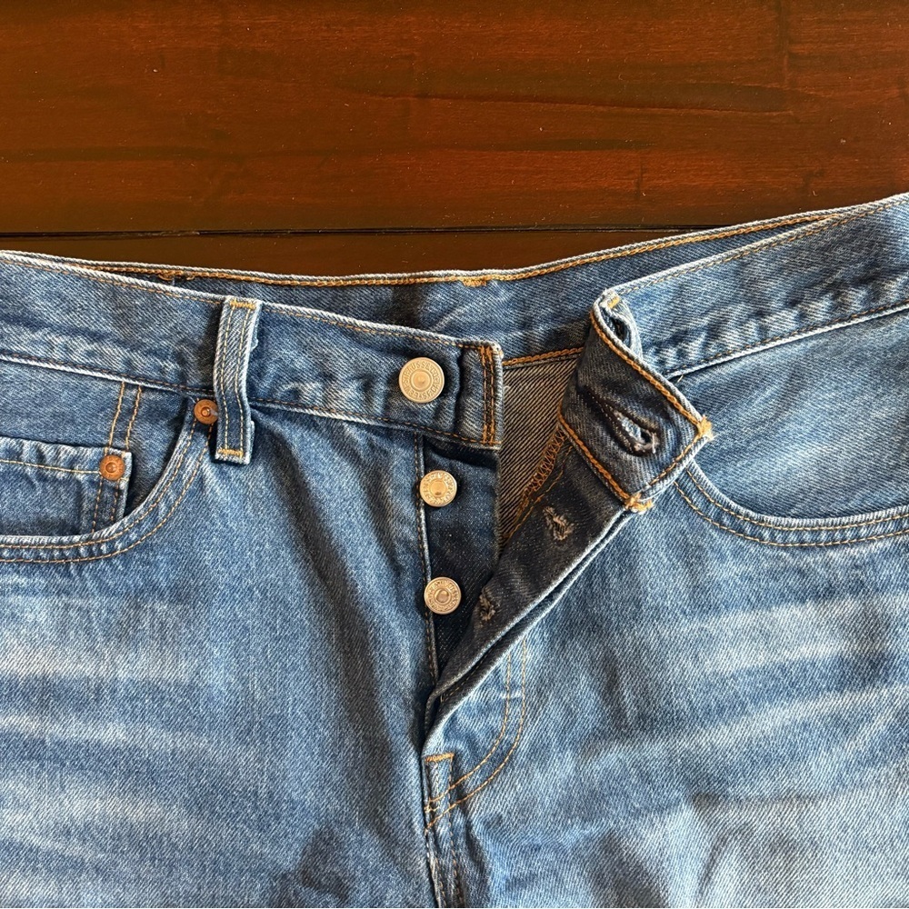 Levi’s 501 Denim Shorts with Frayed Edges Size 27 - Picture 3 of 8